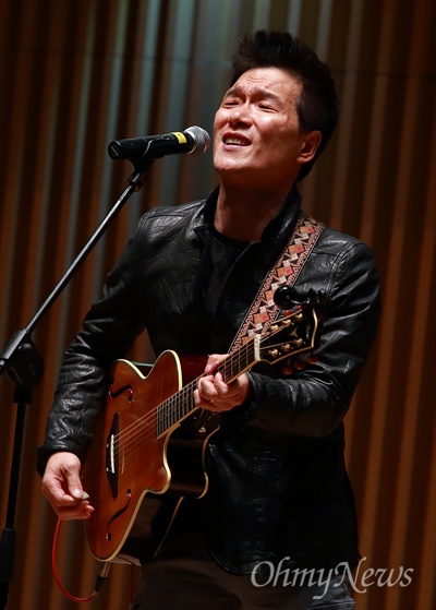 가수 안치환이 12일 오후 서울시청 다목적홀에서 열린 '반헌법행위자 열전 편찬위원회 출범식에서 축하공연을 하고 있다.