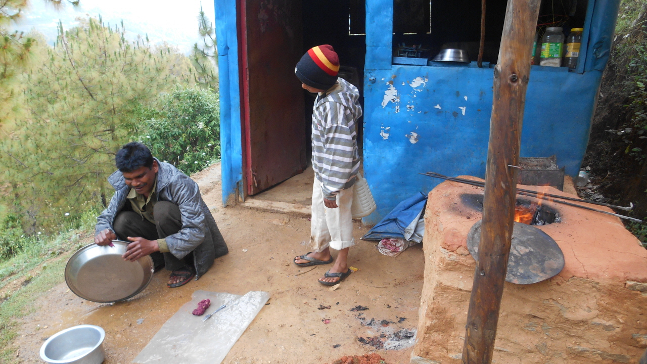 이른 아침 부터 탄두리 치킨을 준비하고 있는 인도 농부 지례씨와 그의 아들 만슈.