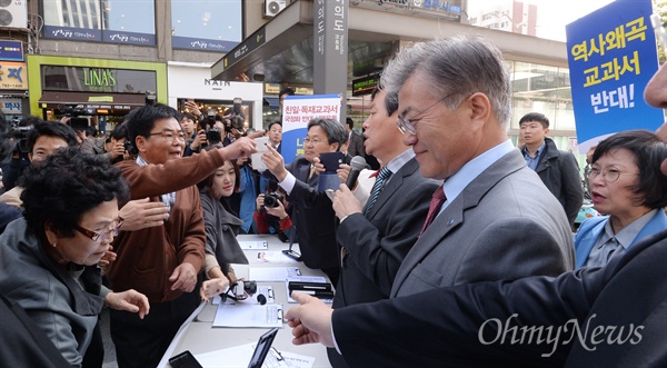 어버이연합, 새정치연합 서명운동 현장에 난입 새정치민주연합 문재인 대표와 도종환 위원장 등 당 지도부가 13일 서울 여의도역에서 '친일독재미화 국정교과서 반대 대국민 서명운동'에 나서자, 어버이연합 회원들이 욕설과 삿대질을 하며 행사장에 난입했다.