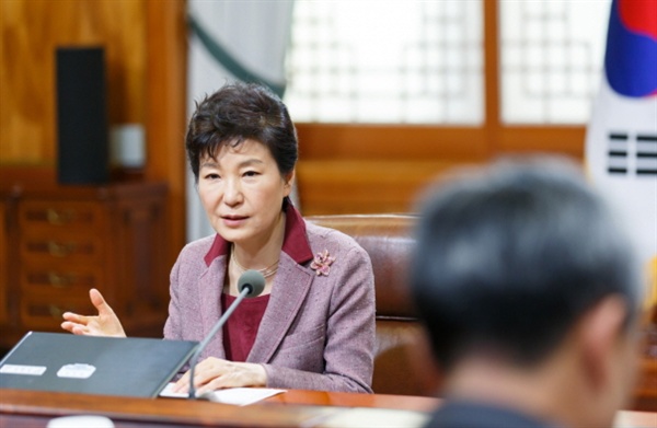 박근혜 대통령이 지난 10월 13일 오후 청와대에서 열린 대통령주재 수석비서관회의에서 모두발언하고 있다.