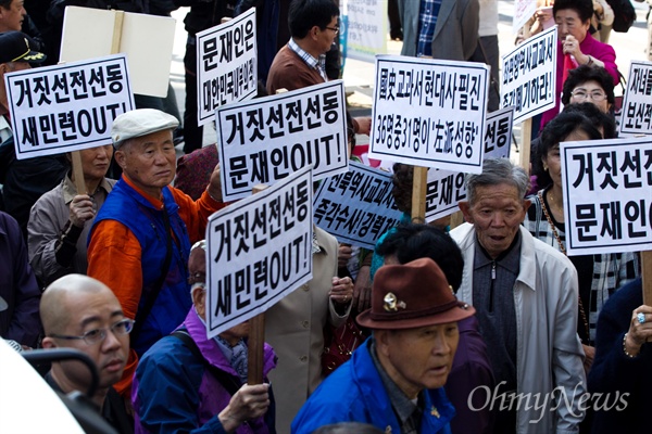 지난해 10월 13일 오후 서울 영등포구 여의도역에서 당시 새정치민주연합 문재인 대표, 도종환 의원 등이 '친일-독재교과서국정화반대서명운동'을 벌이는 곳 바로 앞에서 어버이연합 회원들이 항의 집회를 열고 있는 모습.