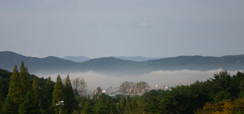 경주 시가지에 싸인 아침 안개, 멀리 보이는 산이 남산이다.