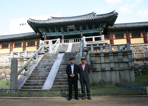 불국사 자하문 앞에서(오른쪽 김병하 친구, 왼쪽 기자)