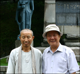 탁발 순례 중인 도법 스님(강원도 횡성 삼일운동기념비 앞에서, 왼쪽 도법 스님 오른쪽 기자)