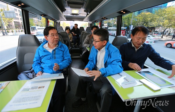 박원순 서울시장이 집무실로 꾸린 이동 버스 안에서 서울시 정책추진 부서 관계자로부터 업무보고를 받으며 '일자리 현장'으로 이동하고 있다. 