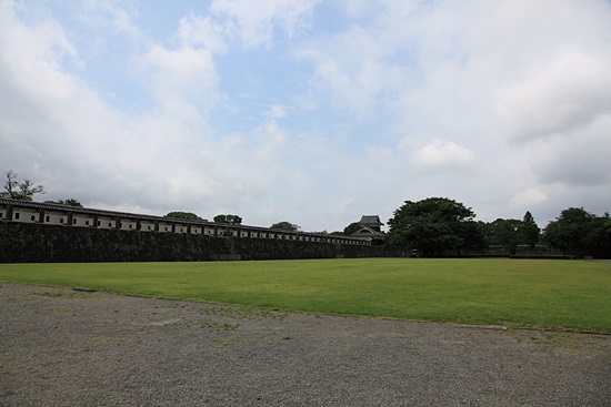 안쪽에서 본 니시데마루의 성벽은 얼핏 전쟁을 위한 성벽이라기보다는 무슨 전시관의 담장처럼 평화로우면서도 선적인 매력이 있다. 
