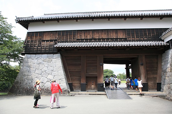 구마모토 성의 현관에 해당하는 니시오테야구라몬은 가장 격식 있는 성루 문으로 꼽힌다. 
