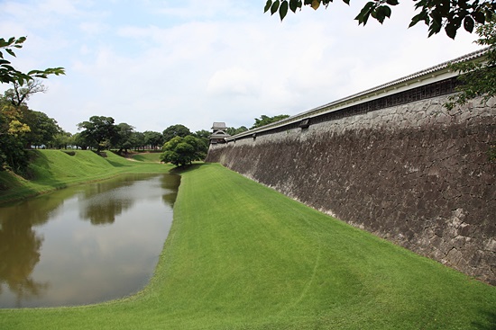 안쪽과는 달리 바깥에서 보는 니시데마루의 성벽은 깊이 파인 해자 너머로 높이 솟아 있다.