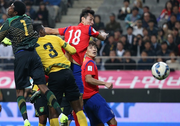 지동원 '아무도 날 막을 수 없어' 지난 13일 서울월드컵경기장에서 열린 축구국가대표팀 친선경기 한국 대 자메이카 경기. 지동원이 첫골을 성공시키고 있다.