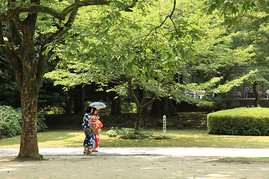 니노마루 광장을 산책하는 기모노 차림의 일본 여인들.