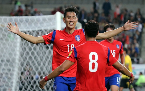 선취골 환호하는 지동원 13일 서울월드컵경기장에서 열린 축구국가대표팀 친선경기 한국 대 자메이카 경기에서 한국 지동원이 선취골을 넣고 환호하고 있다.