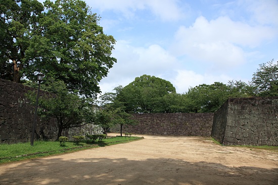 니노마루 광장 끝으로 보이는 니노마루 고몬 터. 이 성문을 나가면 세 번째 성곽이었던 산노마루이다.
