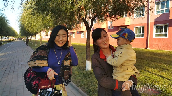 지난 13일 수양딸 설경이와 수양손자 의성이를 만났다. 설경이는 나의 첫 북한여행 당시 안내원을 맡았던 아이다. 그때 인연을 계속 이어가 수양가족 관계를 맺었다. 