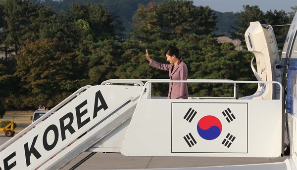 한·미 정상회담을 위해 미국 방문에 나서는 박근혜 대통령이 13일 오후 서울공항에 도착, 전용기에 올라 환송객에게 손을 흔들고 있다. 