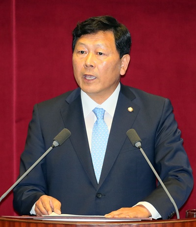 새정치민주연합 강동원(전북 남원순창) 의원이 2015년 10월 13일 국회 본회의에서 진행된 정치분야 대정부질문에서 질의하고 있다.