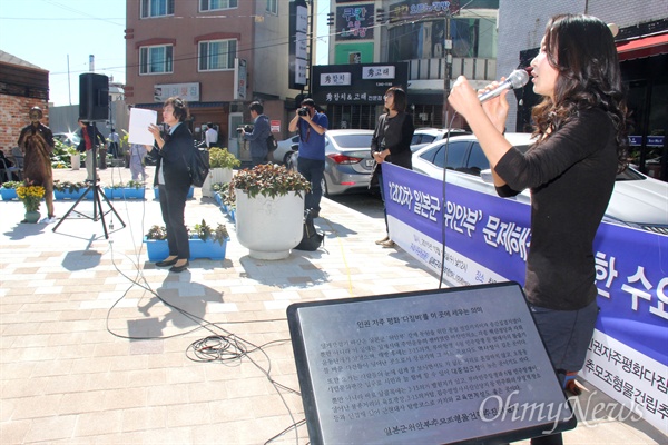 14일 낮 12시 창원 마산합포구 오동동문화광장  ‘인권자주평화 다짐비’에서 열린 '1200회 일본군 위안부 문제 해결을 위한 수요 연대시위'에 배진아씨 등이 노래를 부르고 있다.
