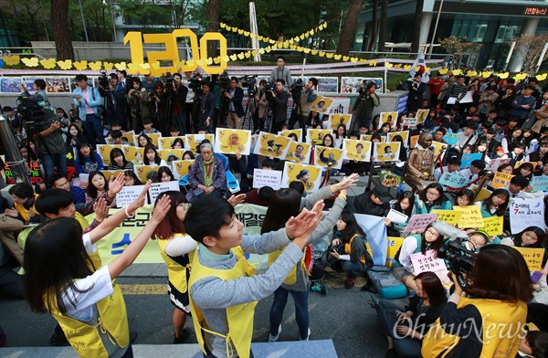 14일 오후 종로구 일본대사관앞에서 중고등학생들이 많이 참여한 가운데 1200번째 일본군위안부(성노예) 문제 해결을 촉구하는 수요집회가 열리고 있다.