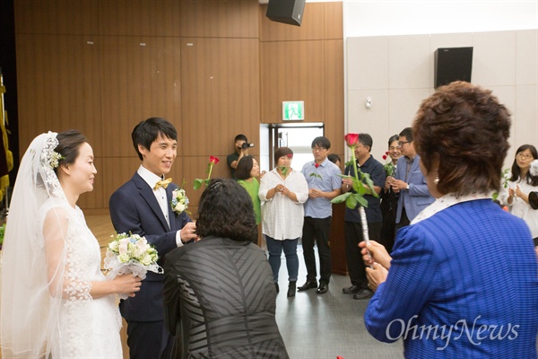  이서영·송주민 부부이 결혼식에서 부부와 알고 지내는 '마을 사람들'이 장미 한송이씩을 건네며 행복한 결혼을 축복하는 깜짝 이벤트를 열었다.