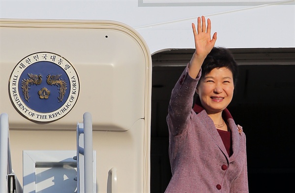 한·미 정상회담을 위해 미국 방문에 나서는 박근혜 대통령이 13일 오후 서울공항에서 전용기에 오르며 손을 흔들고 있다