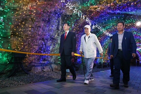 2015년 9월 8일, 양기대 광명시장이 광명동굴 전 소유자 김기원씨와 광명동굴에서 만났다. 정광해 과장도 함께 했다. 