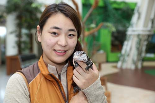 김지혜 씨가 체험용 동물을 들어보이며 이야기를 하고 있다. 김 씨는 함평 양서파충류 생태공원의 '초보' 연구사육사로 일하고 있다.