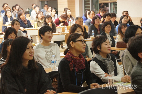  대구도서관친구들 주최로 14일 오후 계명문화대에서 열린 행복콘서트에 참가한 참가자들이 즐거운 표정으로 오연호 <오마이뉴스> 대표기자의 강연을 듣고 있다.