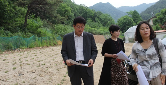 지난 5월, 대전인권사무소 관계자들이 대전 산내 골령골 민간인 학살 현장을 둘러보고 있다.   