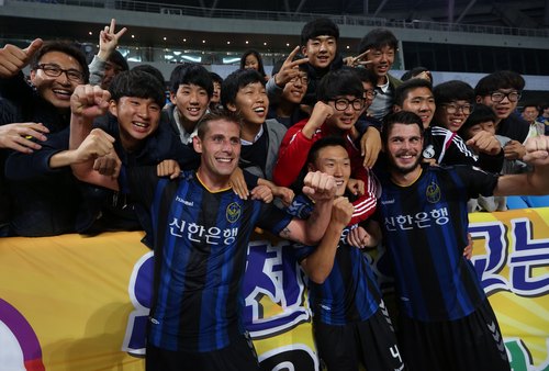  인천 유나이티드 선수들이 전남과의 FA컵 4강전 경기 종료 후 승리의 기쁨을 만끽하고 있다.