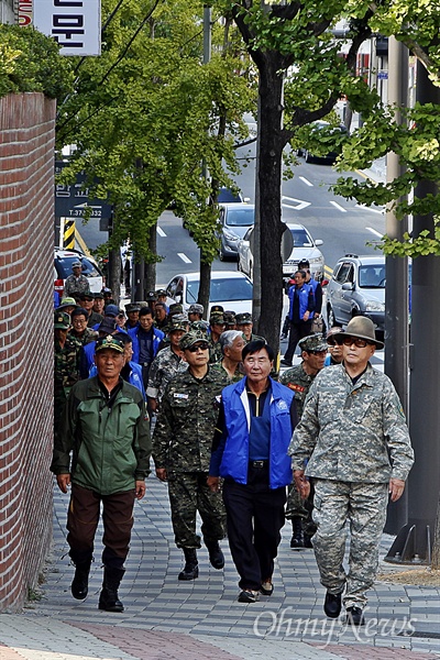 고엽제전우회 회원들이 광주광역시교육청을 향해 걸어오고 있다.
