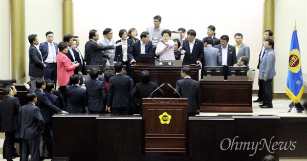 새누리당 의원들이 경기도의회 본회의장 의장석을 점거하자 이를 막으려 새정치민주연합 의원들이 급히 뛰어올라갔고 급기야 몸싸움이 벌어졌다. 