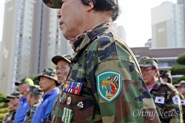 왼쪽 팔뚝에 맹호부대 마크를 단 한 고엽제전위회 회원이 기자회견에 참석해 앞을 바라보고 있다.
