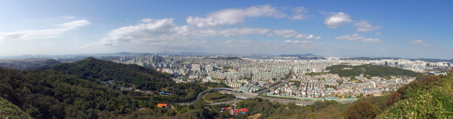 문학산 문학산(인천도호부)에서 바라본 계양산(부평도호부) 방면 인천 전경. 산 바로 아래는 남구이고, 멀리 부평구와 계양구다. 