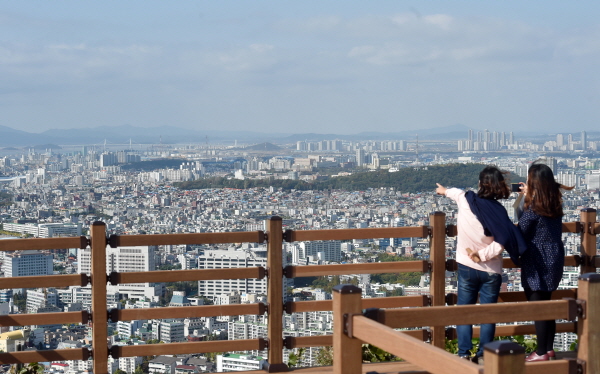 문학산 문학산 정상에서 바라본 영종대교와 강화(강화유수부) 방면 인천의 모습. 정상 바로 아래는 남구 일대이고 멀리는 서구와 강화도가 보인다.