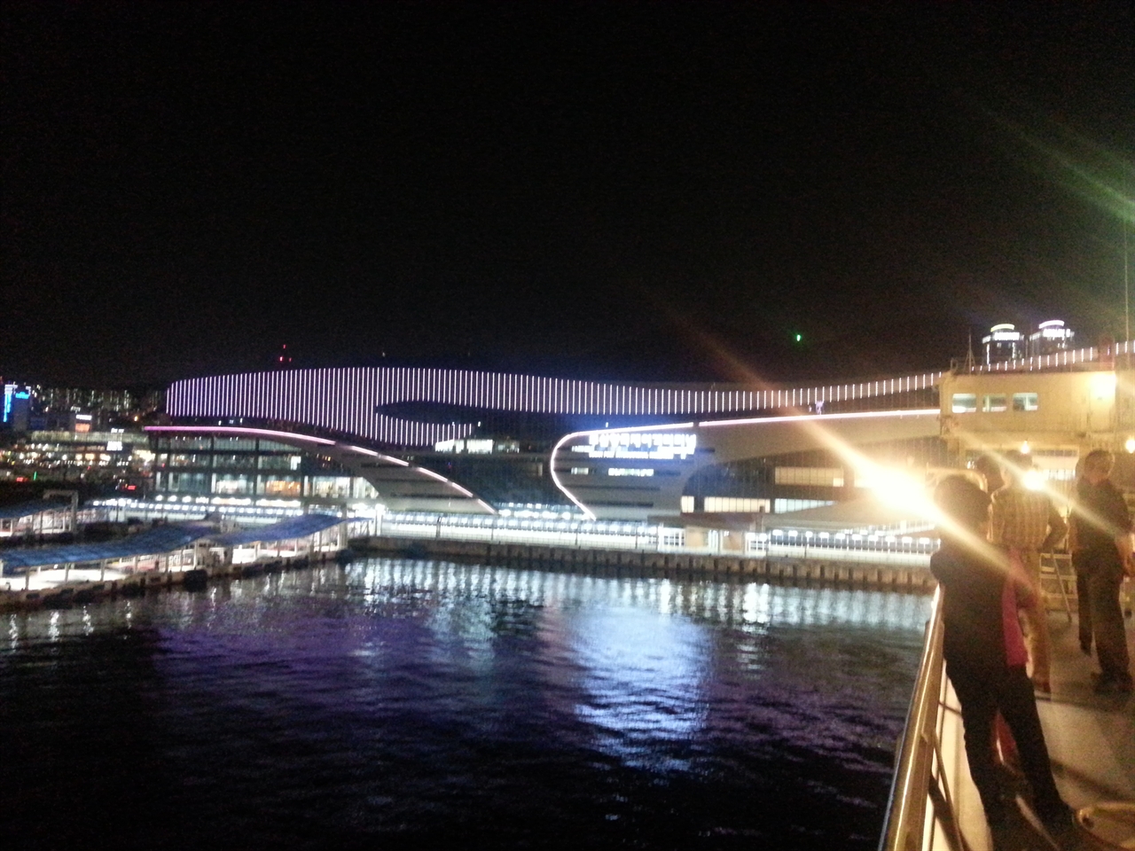 부관페리호에서 바라본 부산항 국제여객터미널의 야경