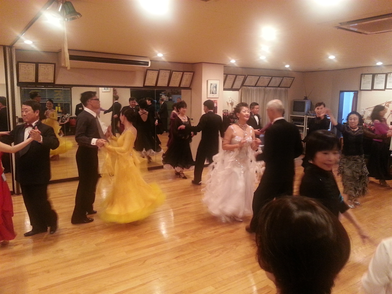 야마나까 댄스스쿨에서 일본인과 춤을 즐기는 모습