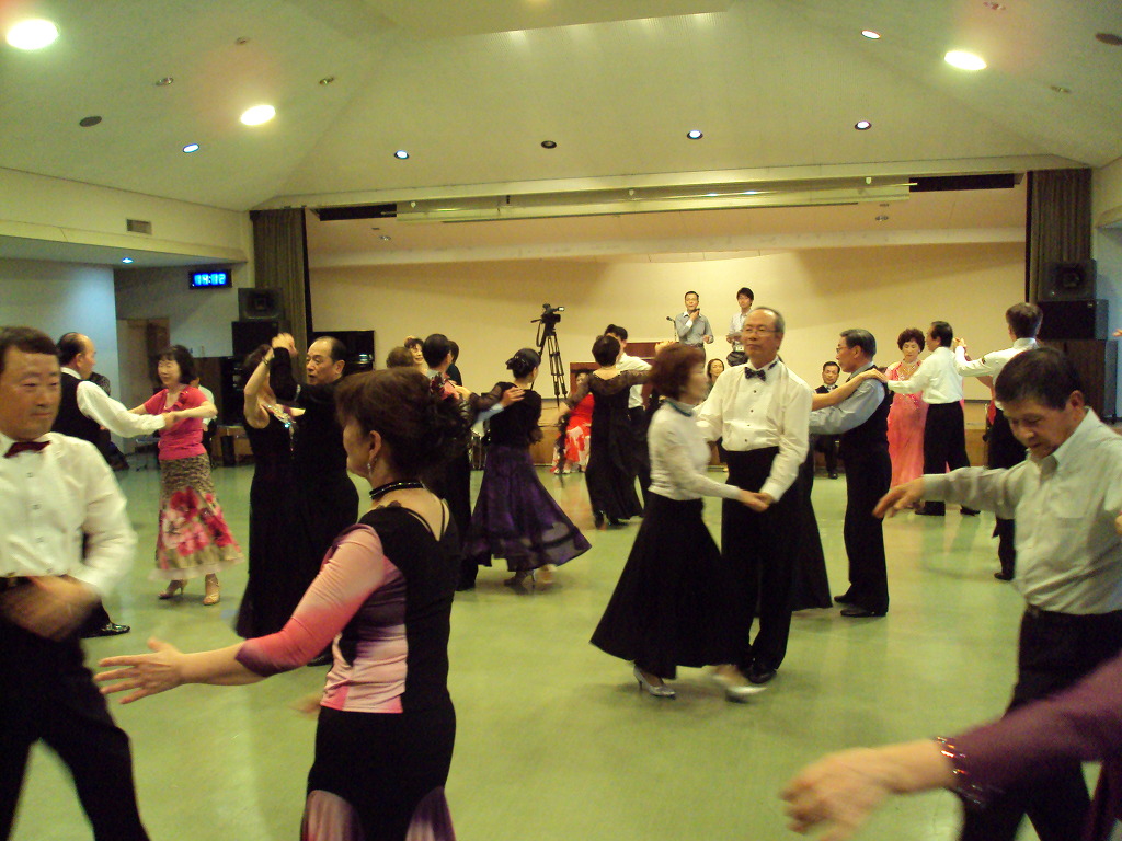 오이타현 사회교육종합센터에서 오이타현 댄스스포츠 연맹 회원들과 함께 춤을 즐기는 모습