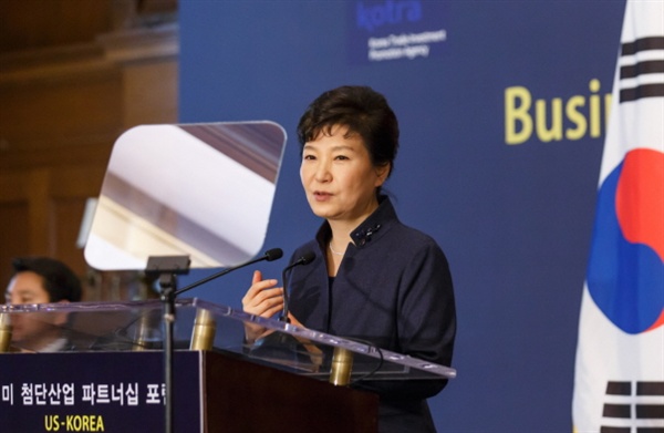 박근혜 대통령이 14일 오후(현지시간) 미국 워싱턴 윌라드 호텔에서 열린 한미첨단산업 파트너십 포럼에 참석, 축사하고 있다.