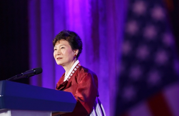 박근혜 대통령이 14일 오후(현지시간) 워싱턴 멜론 오디토리움에서 열린 한미 우호의 밤 행사에 참석, 인사말을 하고 있다.