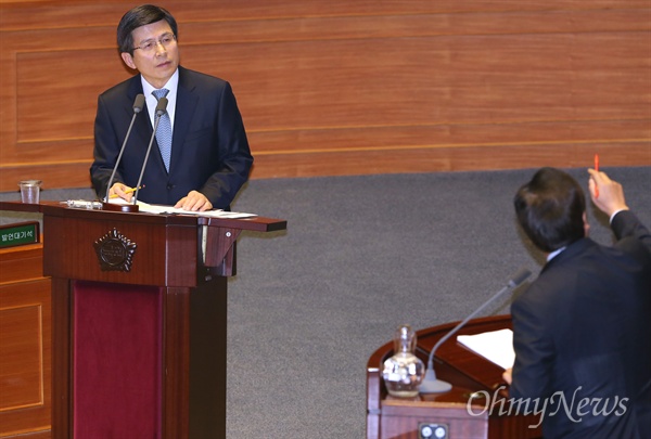 '자위대 입국허용' 질타받은 황교안 총리 16일 국회 교육사회문화 분야 대정부질문에 나선 우원식 새정치민주연합 의원(오른쪽)이 일본 언론에 소개된 황교안 국무총리의 '자위대 입국허용' 발언을 보여주며 황 총리를 질타하고 있다. 우 의원이 "총리는 그 자리에 서 있을 자격이 없다"고 몰아붙이자 "그러면 들어가겠다"라고 맞받는 해프닝까지 벌어졌다.