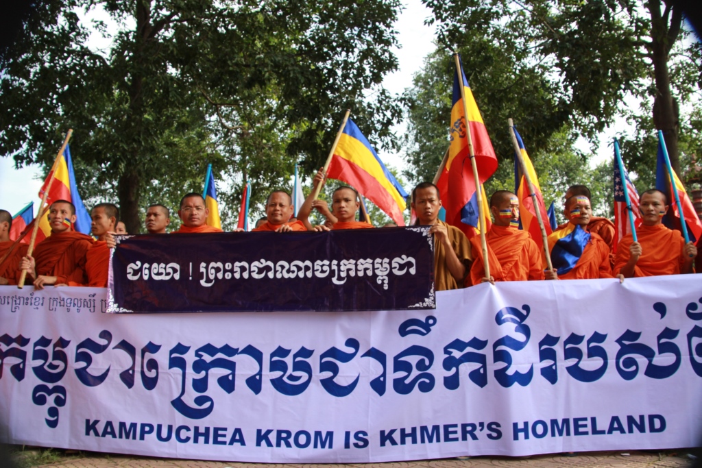 과거 베트남에 빼앗긴 땅을 돌려달라며 승려들과 사회단체들이 합세해 수도 프놈펜 한복판에서 시위를 벌이고 있는 모습.