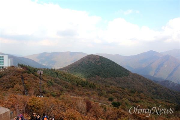 영남알프스에 이미 가지산 밀양얼음골케이블카가 만들어져 운행하고 있는데, 울산 쪽에서는 신불산 케이블카 건설을 추진하고 있다. 사진 왼쪽에 보면 얼음골케이블카 상부승강장 건물이 보이고, 오른쪽에 보이는 산 꼭대기가 신불산 정상이다.