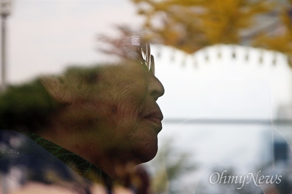 나고야로 가기 위해 9일 오전 8시 광주광역시청 앞에서 버스에 오른 양금덕 할머니가 생각에 잠겨 있다.