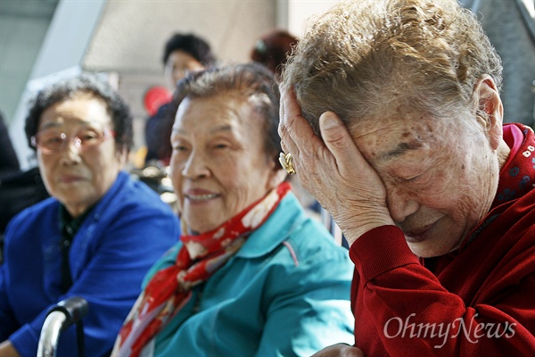 나고야로 떠나기 위해 9일 인천국제공항에 모인 양금덕, 이동연, 김성주 할머니(왼쪽부터)가 나란히 앉아 대화를 나누고 있다.