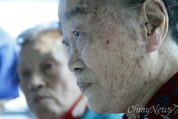 나고야로 떠나기 위해 9일 인천국제공항에 모인 이동연, 김성주 할머니(왼쪽부터).