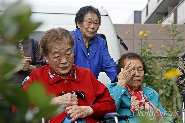 김성주, 양금덕, 이동연 할머니(왼쪽부터)가 추도비를 물끄러미 바라보고 있다.