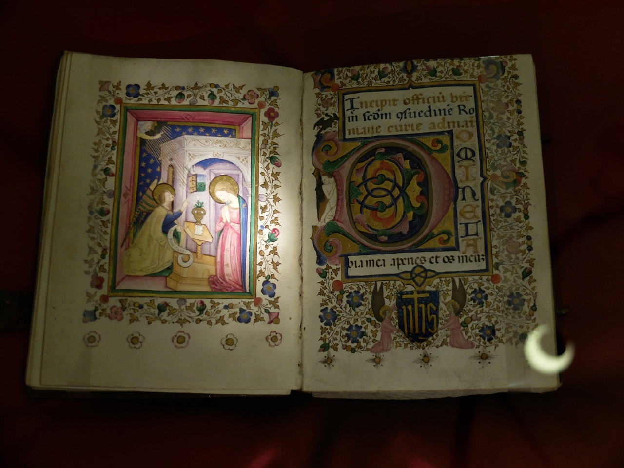  ‘트리불치아나 도서관(Biblioteca Trivulziana)’에는 섬세한 그림과 아름다운 글씨로 장식한 16세기 성경책을 비롯한 여러 고 서적들이 전시되어  있습니다. 
