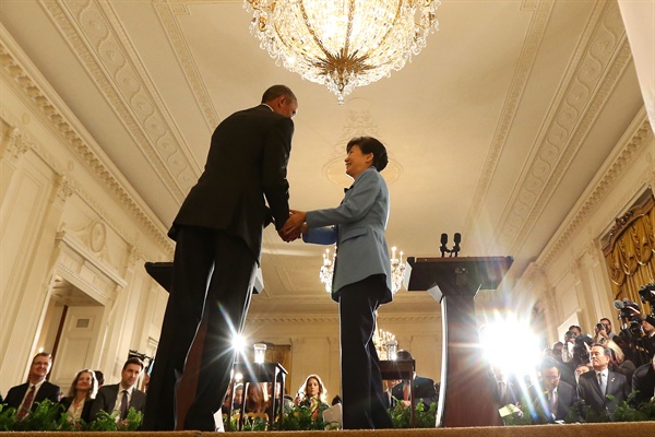 박근혜 대통령과 오바마 미국 대통령이 지난해 10월 16일(현지시간) 미국 워싱턴 백악관 이스트룸에서 공동기자회견을 마친 뒤 악수하고 있다.
