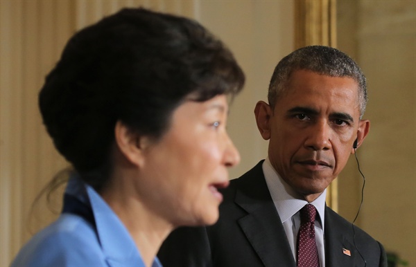 오바마 미국 대통령이 지난 2015년 10월 16일(현지시간) 미국 워싱턴 백악관 이스트룸에서 열린 한미 정상 공동기자회견에서 박근혜 대통령의 발언을 경청하고 있는 모습. 
