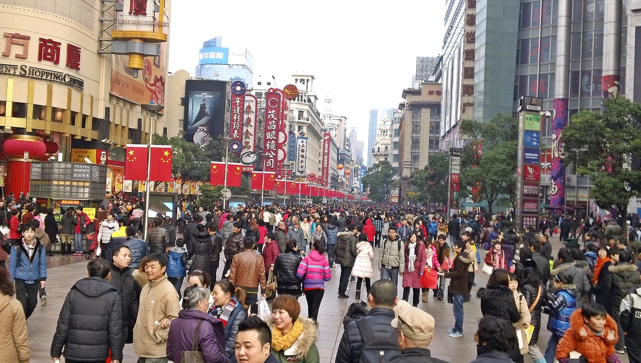 상하이의 난징동루. 많은 인파로 복잡하다.