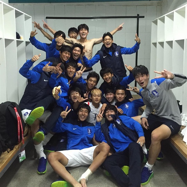 경기 마치고 기뻐하는 선수들 17세 이하(U-17) 축구 대표팀이 '강호' 브라질을 상대로 U-17 월드컵 조별리그 1차전을 승리한 뒤 라커룸에서 기쁨을 만끽하고 있다.